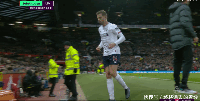 张琳艳赛后和凯莉交换球衣，后者直接把中国队球衣穿在身上