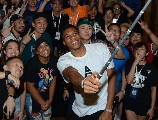 维尼修斯：友谊赛能帮巴西积累经验；我们都很喜欢和安帅共事（维尼修斯：热身赛助巴西涨经验；全队都喜欢与安切洛蒂合作）