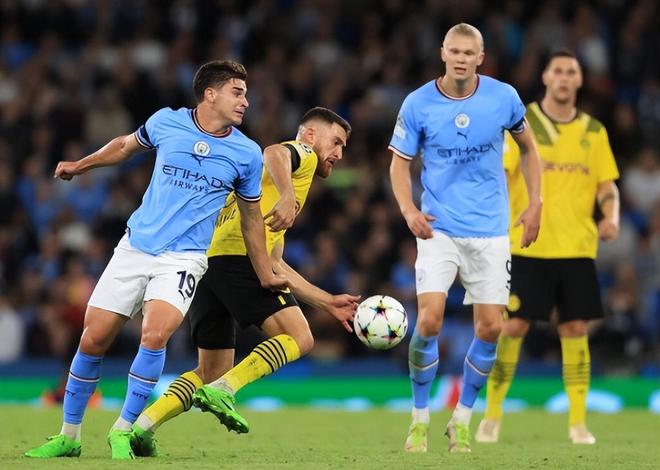 阿劳霍在巴萨已被罚下5次，本世纪仅次于皮克、莫塔和马克斯（阿劳霍在巴萨已5次染红，本世纪仅逊皮克、莫塔与马克斯）