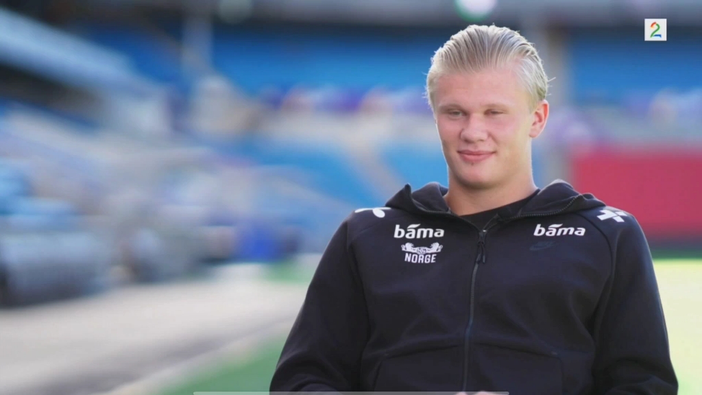 太阳报：萨拉赫今天驾驶劳斯莱斯离开训练基地，面无表情（太阳报：萨拉赫今日开劳斯莱斯驶离训练基地，表情冷峻）