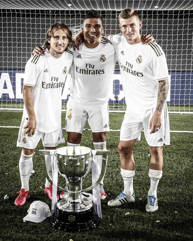 米兰冬窗急寻中锋：莱奥撑不起停区，谁能补上争冠最后一块拼图？（米兰冬窗急补中锋：莱奥难扛禁区重任，谁来补齐争冠最后一块拼图？）