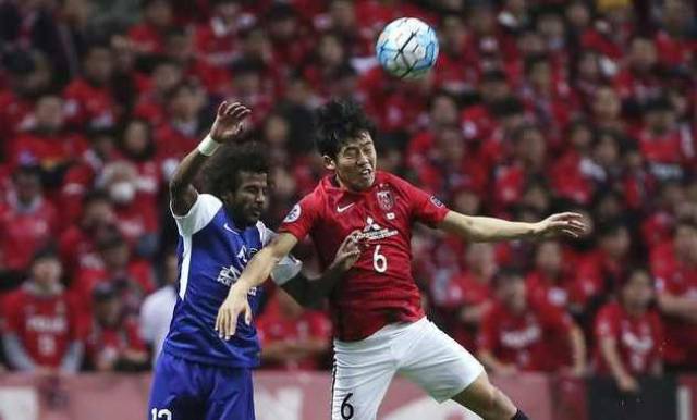 边锋赛后晒伤痕，网友称其太拼了（边锋赛后晒出伤痕，网友直呼拼劲十足）