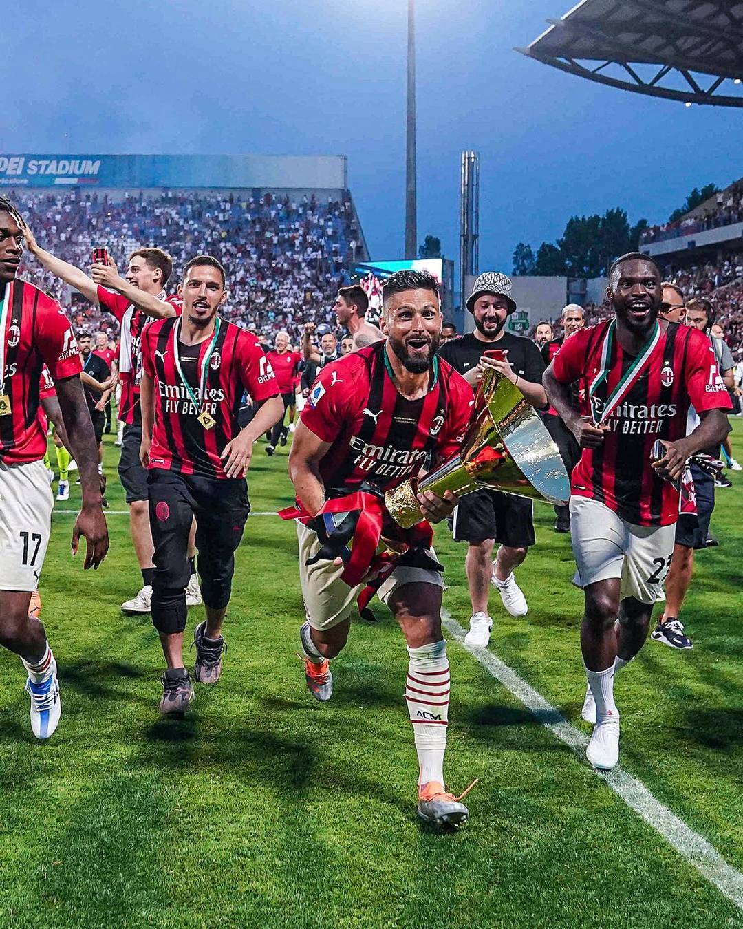 拜仁1.2亿瞄准恩佐·费尔南德斯，切尔西开放杰克逊租借转出售通道（拜仁豪掷1.2亿锁定恩佐·费尔南德斯，切尔西为杰克逊开启租借转买断通道）