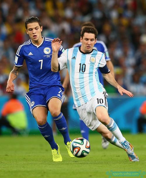 何冲找陈若琳陈芋汐教女儿跳水（何冲请陈若琳、陈芋汐指导女儿跳水）