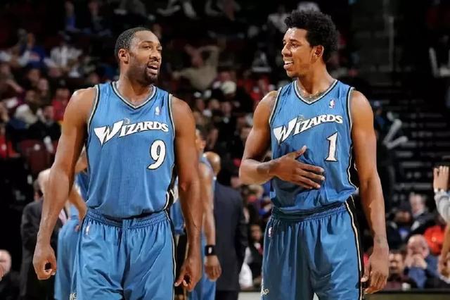 中足联颁奖：申花外租广西球员费尔南多当选中乙赛季最佳球员（中足联颁奖礼：申花外租至广西的费尔南多荣膺中乙赛季最佳球员）