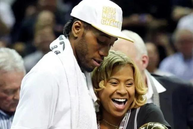 世体：拉菲尼亚王者归来，成为巴萨队内精神与战术双重领袖（世体：拉菲尼亚强势回归，扛起巴萨精神与战术双重大旗）