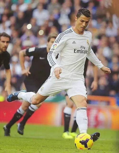 欧冠夺冠赔率：利物浦1赔5居首 3强并列紧追（欧冠冠军赔率更新：利物浦以1赔5领跑，三强并列紧随其后）