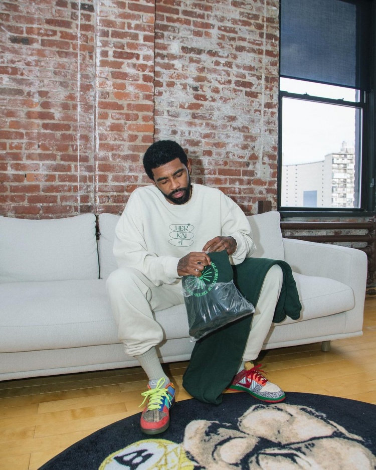 冷静庆祝展现巨星气质（从容庆祝彰显巨星风范）