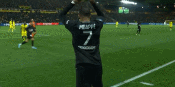 正随巴西在枪手基地训练，维尼修斯与多名阿森纳青训球员合影